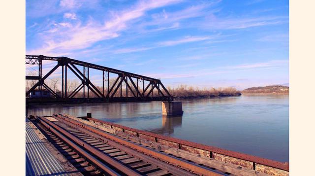 FOTO 21 | Puente giratorio, uno de sus inventos más utilizados hoy se ven en diferentes partes del mundo. Por ejemplo, el puente sobre el río Tyne, en Newcastle (Reino Unido) y el Railroad Bridge, sobre el río Mississipi (EE. UU.).