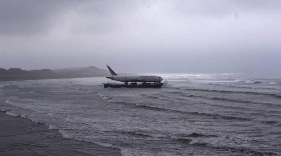 El Boeing 767 que surca las olas. Un emprendedor irlandés se ha hecho con una de estas aeronaves para que descanse, junto a otros vehículos, corno buses o trenes, en un 'resort’