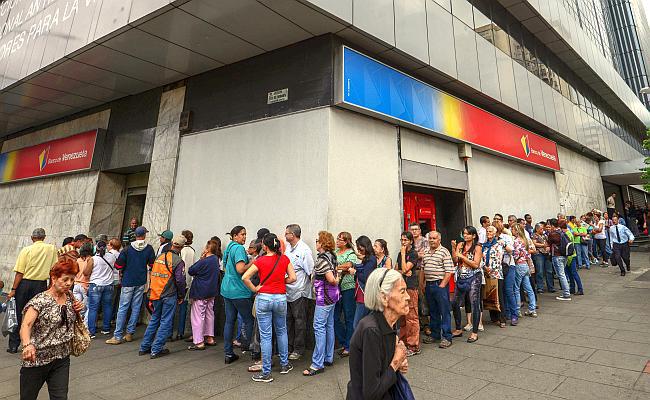 Entidades financieras y casas de cambio dicen que no negociarían con el petro en Venezuela. (Foto: AFP)