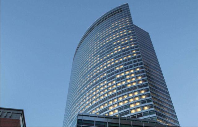 FOTO 13 | 200 WEST STREET, NUEVA YORK: 2.4 MIL MILLONES DE DÓLARES.
La sede central del banco de inversión Goldman Sachs nunca iba ser un problema presupuestario, y la compañía de inversiones fue la envidia de Wall Street cuando su suntuosa oficina central de 2.100 mil millones de dólares (£1.5 mil millones) abrió sus puertas en 2010.