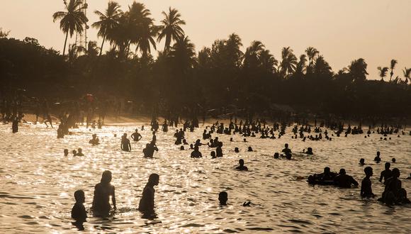 Turistas juegan en la playa de Arugam Bay, Sri Lanka. (Foto: Bloomberg)