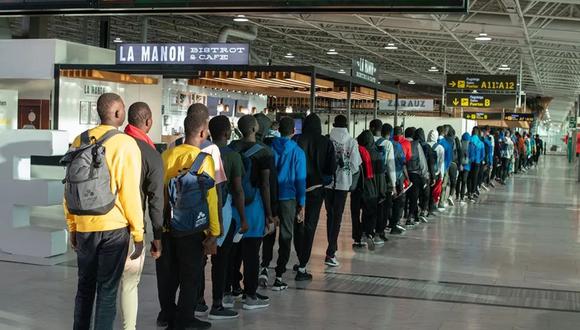 Imagen de archivo de un grupo de inmigrantes africanos llegados en pateras y cayucos a Canarias en el aeropuerto de Fuerteventura esperando para embarcar en un vuelo a la península. EFE/Carlos de Saá