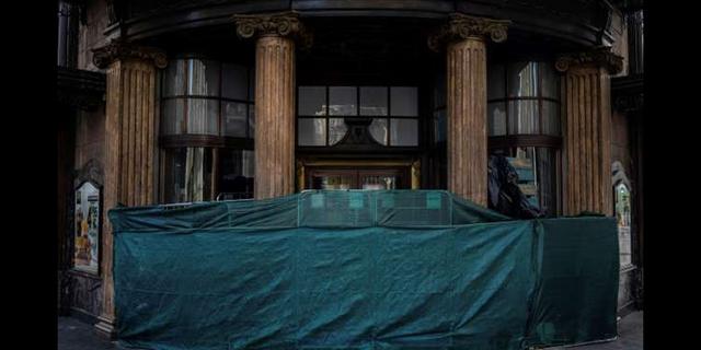 FOTO 14 | En esta imagen, tomada el 20 de abril de 2020, una estructura improvisada bloquea el acceso al local de un restaurante de comida chatarra cerrado durante el brote de coronavirus, en Madrid, España. La Confederación Española de Comercio, que representa a miles de pequeños negocios, dijo que hasta el 30% de sus negocios echarán el cierre definitivo a menos que reciban ayudas gubernamentales. (AP Foto/Bernat Armangue)