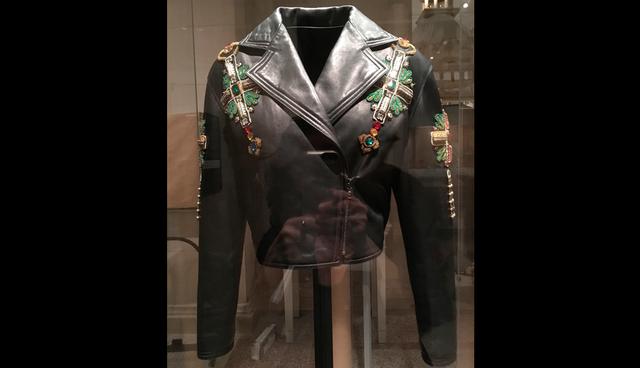 FOTO 10 | Hay virginales vestidos de novia de Chanel, Balenciaga y Dior, chaquetas de cuentas y crucifijos de Gianni Versace que imitan mosaicos, un extravagante ángel alado de Alexander McQueen y un conjunto brocado de seda de Yves Saint Laurent hecho para cubrir una estatua de la Virgen en una iglesia parisina. (Foto: AP)