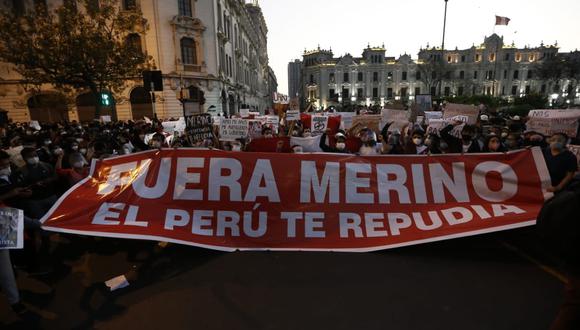 “Amo mi Perú me avergüenzan los que gobiernan”, “Merino no es presidente”, “Ni el covid nos hizo tanto daño como Merino”, decían algunos carteles que portaban manifestantes en la plaza San Martín. (Foto: GEC)