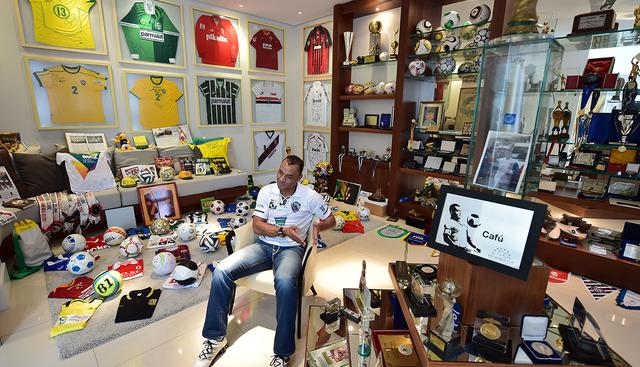 Camisetas, copas, reconocimientos, adornaban esta área en la casa de Cafú. (Foto: AFP)