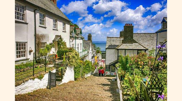 Clovelly (Devon). Este municipio pertenece a una única familia que se ha esforzado en mantener su personalidad histórica. Artesanía y deportes acuáticos predominan en un escenario que se asienta sobre un acantilado de 400 metros de altura. Clovelly no ace