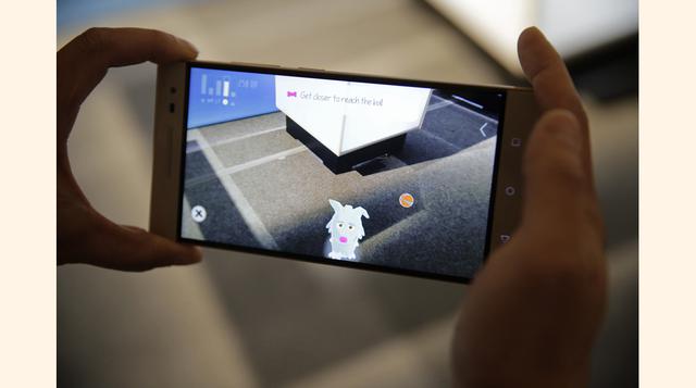 Con la tecnología Project Tango de Google, que lleva tres años en desarrollo, el nuevo celular utilizará software y sensores para detectar movimientos y captar interiores, incluso la ubicación de puertas y ventanas. (AP)
