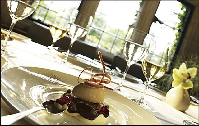 4. Belmond Le Manoir aux Quat'Saisons, Reino Unido. El restaurante está junto al hotel, uno de los más íntimos y originales del país. Creado por el famoso chef Raymond Blanc. Los jardines de hierbas y verduras que rodean el lugar suministran producto