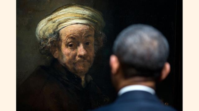 Obama frente a un autoretrato de Rembrandt durante su visita al Rijksmuseum en Amsterdam. (Foto: Pete Souza)