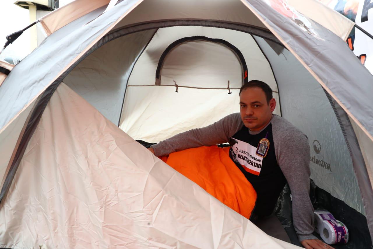 Mark Vito Villanella permanece en huelga de hambre en una carpa desde el pasado 13 de noviembre. (Foto: GEC)