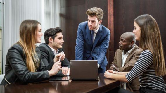 Alguien que trabaja 35 horas semanales es 50% menos productivo que quien trabaja 20, dice la ciencia.&nbsp;(Foto: Freepik)