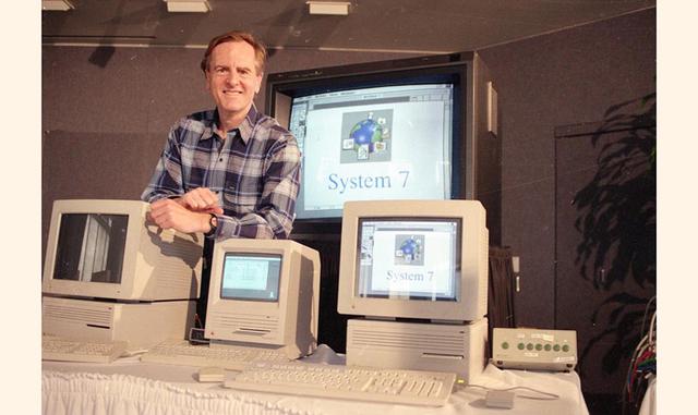 Después de que Jobs y Wozniak se marcharan, Sculley tenía “barra libre” para hacer lo que quisiera. Al principio todo iba bien. De hecho, en 1991 lanzaron su propio portátil, PowerBook, y System 7, su sistema operativo. Este software fue el que introdujo 