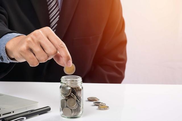 FOTO 3 | Fase 3: El negocio ya deja algo de dinero mientras que el dueño sigue pagando algunos gastos de sus ahorros
Después de muchos meses, nuestro negocio estaba generando suficiente dinero para solventar sus propios gastos y algunos de los nuestros. Sin embargo, aún no teníamos un sueldo fijo. Lo que hicimos fue re-pagarnos los préstamos que le habíamos hecho al negocio cuando empezamos.

Le puedes cobrar a tu negocio una taza de interés razonable. Sin embargo, siempre les recomendaremos revisar con su contador cuando hagan los préstamos iniciales y cuando determinen el pago de vuelta. En este punto, todavía tendrán que complementar sus ingresos con dinero que saquen de sus ahorros. Esto es mejor, pero aún no están libres. La sustentabilidad y la capacidad de dormir largo y profundo vendrán hasta la siguiente etapa. (Foto: Freepik)