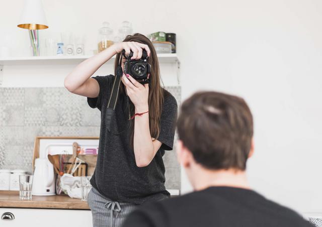 FOTO 6 | 6- Mejor por la mañana o por la tarde: La luz del sol durante el amanecer y el atardecer es única y no tiene equivalente.  Evita disparar al mediodía: En la medida de lo posible evita hacer retratos entre las 11h y las 15h. Es un momento en el que el sol pega fuerte y sus rayos dejarán un desagradable contraste de luz y sombras en la cara. Si fuera imprescindible realizar la sesión al mediodía, procura por lo menos buscar una zona con un nivel de luz menos agresivo. Foto: istock)