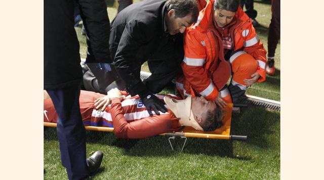 Fernando Torres ha sido trasladado en un camilla, tras la fuerte conmoción sufrida.(foto:elpaís).