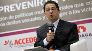 Salvador Heresi denuncia reglaje, pero Ministerio del Interior lo desmiente