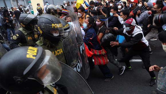 Manifestantes buscan llegar al Congreso y efectivos policiales contienen su avance tras la destitución de Martín Vizcarra.