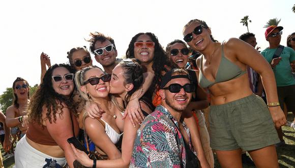 Con atuendos llamativos, gafas de sol y más. Los asistentes al festival de Coachella deben saber qué está permitido dentro de sus instalaciones (Foto: AFP)
