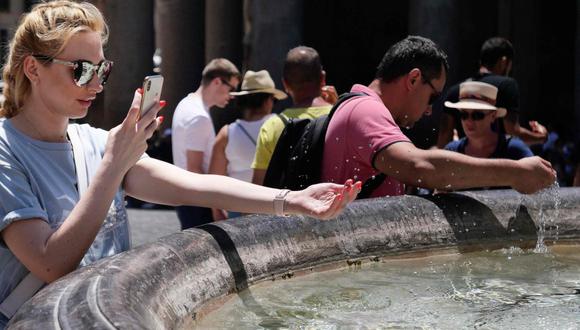 Los turistas se refrescan en una fuente frente al monumento del Panteón  en Roma (Foto: AFP)