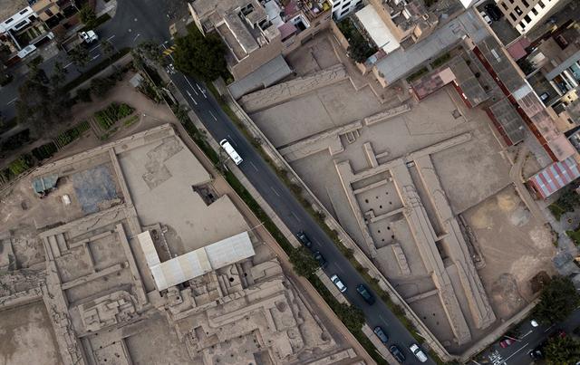 FOTO 4 | El sitio arqueológico precolombino Pucllana, dividido por la calle Independencia en el distrito Miraflores de Lima.