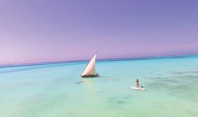 Foto 15 | Dónde: Trujillo, Perú. Mery Calderon, fundadora y presidenta de Kuoda Travel, señala que las playas del norte de Perú son una excelente opción para viajes de bajo presupuesto, y Trujillo no es una excepción. La vibrante ciudad costera está inundada de fachadas coloniales de colores cálidos que se remontan a su condición de potencia colonial, y ofrece excelentes actividades culturales y de aventura, así como restaurantes exclusivos que son sorprendentemente asequibles (US$ 10-15). Los alojamientos también son muy económicos; por ejemplo, el hotel de cuatro estrellas Costal del Sol Wyndham puede tener un precio tan bajo como $ 65. Trujillo es el hogar de la antigua capital del pueblo Chimú, el enorme sitio arqueológico de Chan Chan. Su arquitectura y bohemia de influencia española fueron una inspiración para el ilustre autor César Vallejo, y continúa manteniendo viva la tradición al albergar eventos prestigiosos como el Festival de Danza de la Marinera, que dura un mes. Para algo de acción bajo el sol, echa un vistazo a la famosa playa de Huanchaco, la primera reserva de surf mundial designada de América Latina. Mire a los cazadores de olas en sus barcos de caballito de totora y refrésquese con un plato de buen ceviche en su lugar de nacimiento. Trujillo vuela por debajo del radar para los turistas que se centran en Cusco y Machu Picchu, pero con su rico legado, además del sol durante todo el año, la deliciosa comida, el baile vibrante y las playas, tendrá mucho que contar.