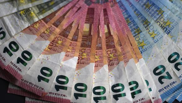 Imagen referencial de unos billetes en euros. (Foto: AFP)