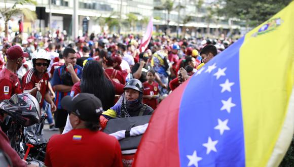 El lunes, venezolanos se juntaron para recibir a su selección previo al encuentro ante Perú en Lima.

Fotos: Julio Reaño/@Photo.gec