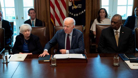 El presidente de EE UU, Joe Biden, junto a la secretaria del Tesoro, Janet Yellen, y el secretario de Defensa, Lloyd Austin, el jueves en una reunión en la Casa Blanca.
JIM WATSON (AFP)
