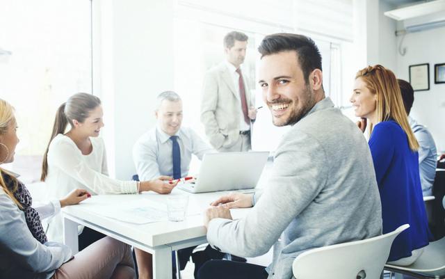 6. Rompe el paradigma de la pena. Cuando contactes con el CEO de una compañía, no te intimides. Investiga de su vida y busca generar empatía. Cuando estés en la cita, mira a los ojos, saluda con mano firme. (Foto: iStock)