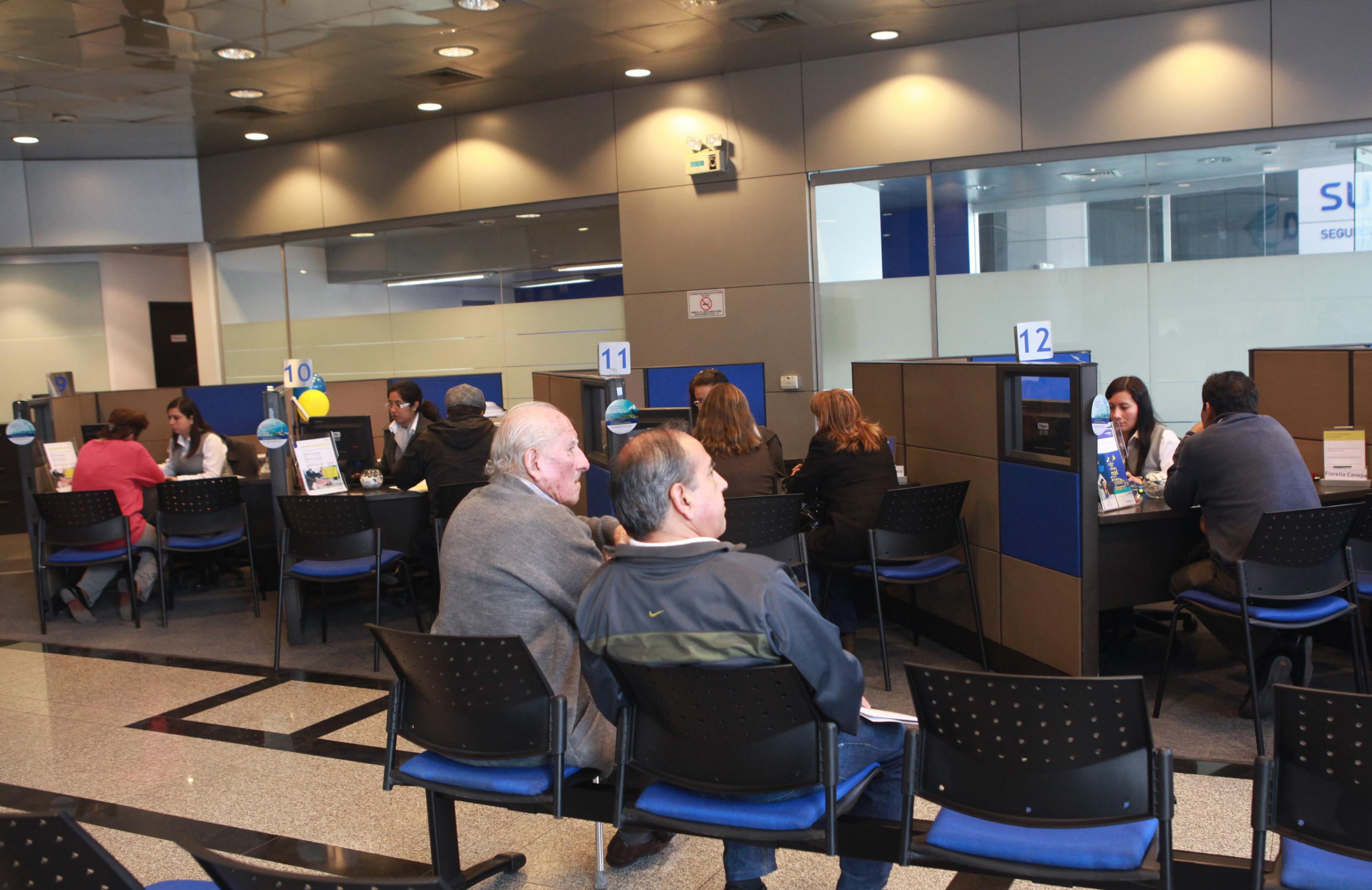 Perjudicados. Al momento de jubilarse o retirar el 95.5% de su fondo estos afiliados recibirán menos dinero, advierte Asociación de AFP. (Foto: GEC)