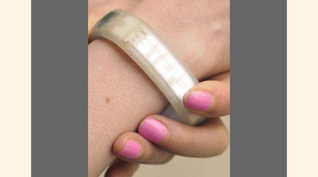 Pulseras para medir la actividad física. La pulsera Nike FuelBand le servirá para medir la actividad física, los pasos que da y las calorías que quema. Pequeñas luces en la pulsera monitorean el nivel de la actividad del día y sincronizan la información c