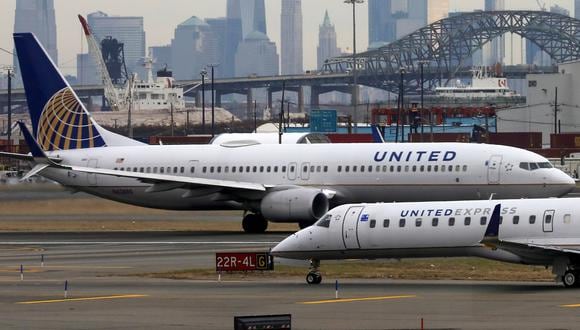 Un avión de United Airlines se prepara para despegar desde un aeropuerto. (Foto: Reuters).