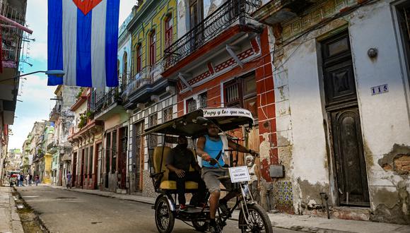 En total se juzgaba a 129 personas, de los que uno fue absuelto y otro recibió una pena de cuatro años “de privación de libertad, subsidiado por igual término de trabajo correccional sin internamiento”, según recogió el sitio web oficial Cubadebate. (Photo by YAMIL LAGE / AFP)