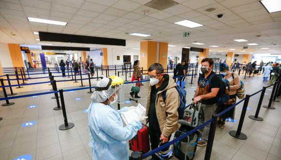 Los inconvenientes con el servicio de emisión de pasaportes en Migraciones se presentan desde la tarde de ayer. (Foto: GEC)