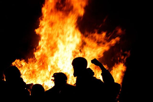 Un incendio arde durante una manifestación en la Place de la Concorde en París el 17 de marzo de 2023, un día después de que el gobierno francés impulsara una reforma de las pensiones utilizando el artículo 49.3 de la constitución. . (Foto de Geoffroy VAN DER HASSELT / AFP)