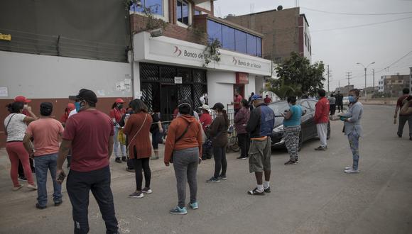 Personas hacen cola para el cobro de bonos. (Foto: Anthony Niño de Guzman / GEC)