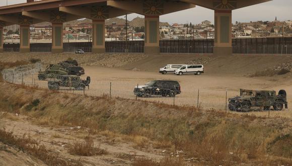 Agentes de la Guardia Nacional vigilan las orillas del Río Grande en la frontera entre El Paso, estado de Texas, Estados Unidos, y Ciudad Juárez, estado de Chihuahua, México, el 28 de diciembre de 2022. (Foto de HERIKA MARTINEZ / AFP)