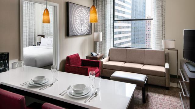 El hotel ofrece una variedad de suites tipo estudio, de un dormitorio y dos dormitorios, muchas de las cuales incluyen detalles originales y vistas a LaSalle Street.