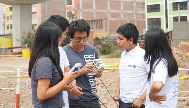 Foto 7 | Los alumnos también realizaron mediciones en la estación Pirámide del Sol ubicada San Juan de Lurigancho, una de las principales zonas afectadas por el aniego de aguas residuales ocurrido en enero del presente año.