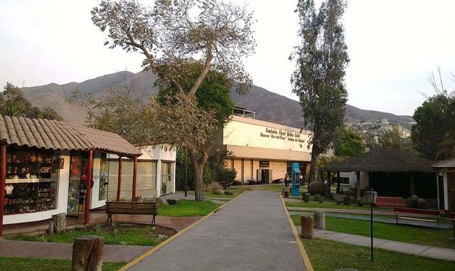 MUSEO ORO DEL PERÚ. En este lugar encontrarás diversas piezas que exhiben la belleza de diferentes culturas tanto del Perú, como de diversos países del mundo. Su fundador, Miguel Mujica Gallo, fue quien se encargó de reunir la mayoría de estas piezas en s