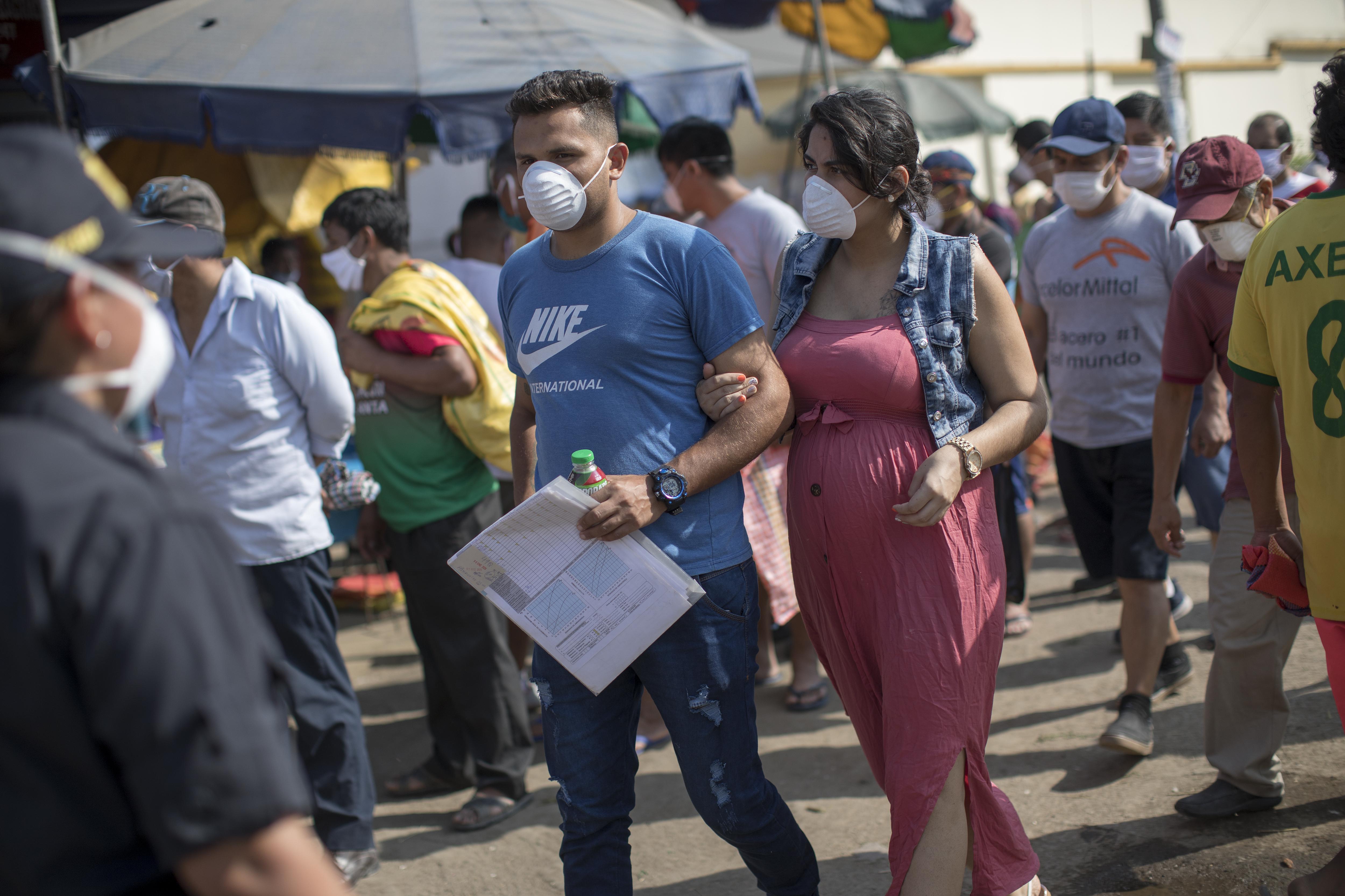 Durante una semana el Ejecutivo segregó a hombres y mujeres para que saliesen a comprar en días alternos, pero luego dio marcha atrás (Foto: Anthony Niño de Guzman)