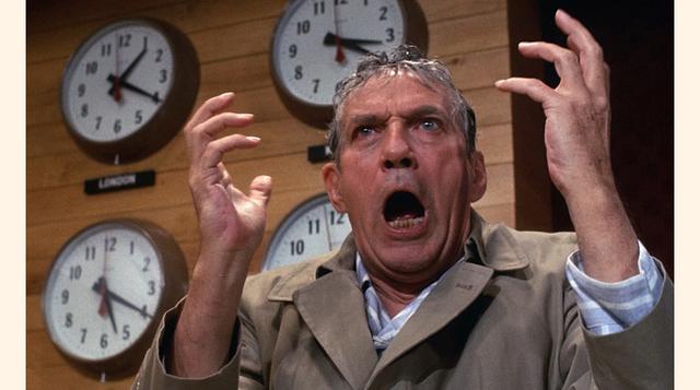 Network (1976). Centrada exclusivamente en el periodismo televisivo, la cinta critica el poder de la pequeña pantalla en la sociedad, la manipulación de los medios y la encarnizada lucha de las cadenas por aumentar su audiencia. (Foto: Imdb)
