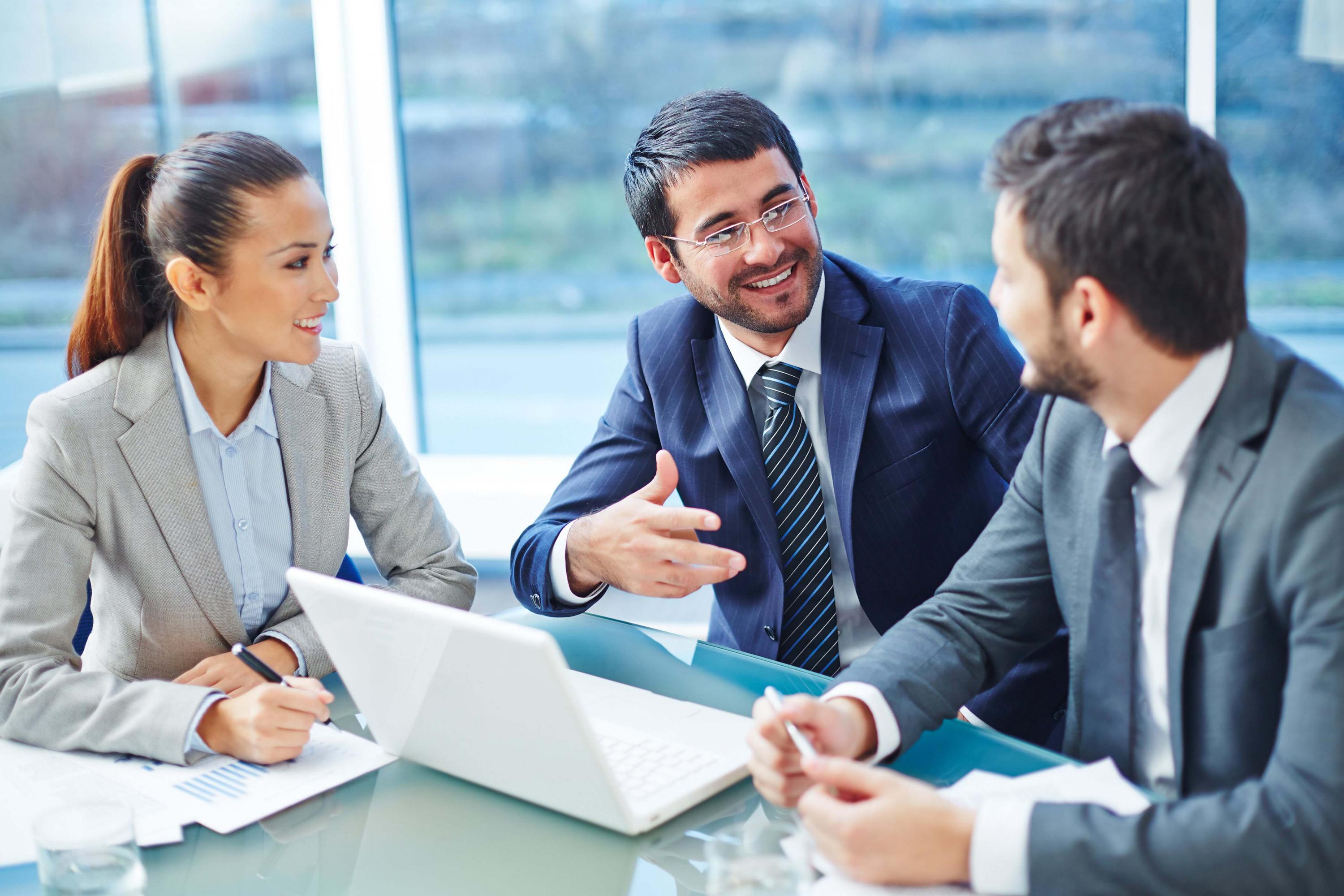 Foto 1 | ¿SOY CAPAZ DE EXPLICAR A MIS EMPLEADOS EN QUÉ CONSISTE MI TRABAJO? Tienes que preguntarte: ¿Le puedo explicar a mi equipo cuáles son sus responsabilidades principales cuando llegan a la empresa? ¿Y qué competencias quiero que tengan? ¿Les puedo explicar su nivel de autonomía? ¿Hasta qué punto son independientes en su trabajo dentro de la empresa? Se trata, a fin de cuentas, de transmitir la visión de la empresa desde el principio, de la importancia de que conozcan sus funciones y la visión y estrategia de la empresa. Si no hay esa comunicación, los emprendedores suelen encontrarse con la desmotivación de sus equipos e, indefectiblemente, con la rotación de su plantilla. De ahí, precisamente, la necesidad también de comunicar constantemente a los empleados qué hacemos, cómo lo hacemos, hacia dónde vamos, cuáles son las metas. La comunicación interna es una herramienta fundamental que se suele dejar de lado en los primeros años en los que arranca una empresa, y, sin embargo, también en los primeros años de vida resulta indispensable.