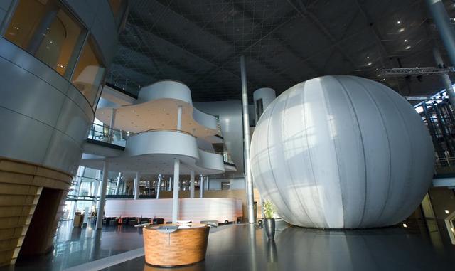 4. La fábrica transparente de Volkswagen. Parte de la estructura del conglomerado de edificios que la componen es transparente, de tal modo que los pasaeantes pueden acercarse a ella y ver algunas fases del proceso de producción de una automóvil. De forma