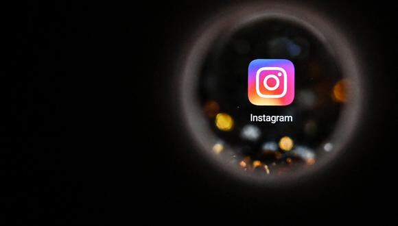 Instagram también indicó que está trabajando en mecanismos para evitar que una persona etiquete o mencione a un adolescente que no los está siguiendo. (Photo by Kirill KUDRYAVTSEV / AFP)