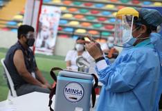 Perú vacuna a 256,000 trabajadores de salud y recibe primera importación de oxígeno