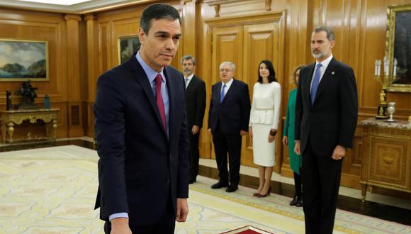 El primer ministro reelegido de España, el socialista Pedro Sánchez, prestó juramento ante el rey Felipe VI, durante una ceremonia de juramentación en el Palacio de la Zarzuela en Madrid el 8 de enero. (AFP)