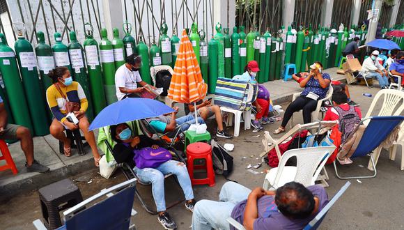 Fotografía tomada en marzo muestra a decenas de personas que esperan días en los exteriores del hospital de la Solidaridad de San Juan de Lurigancho para poder llenar sus balones de oxígeno para ayudar a sus familiares contagiados por la COVID-19.
