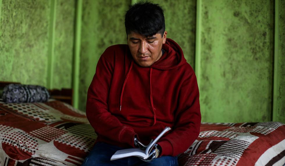 Algunos momentos en su habitación, Guzmán dedica un tiempo a leer una pequeña biblia que guarda en un cajón cerca de su cama. Foto: Julio Reaño / @photo.gec